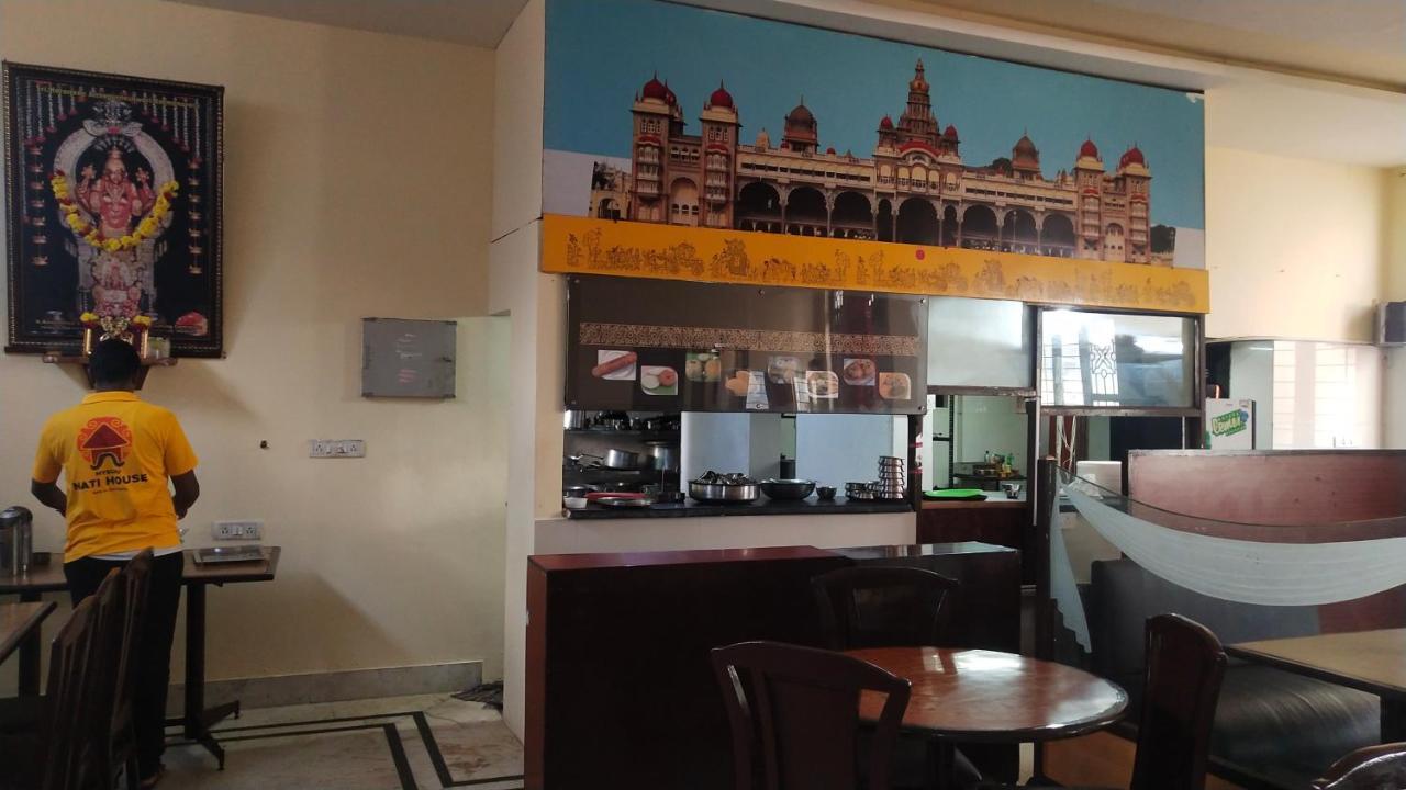 Hotel Vyshak International Mysore Exterior foto
